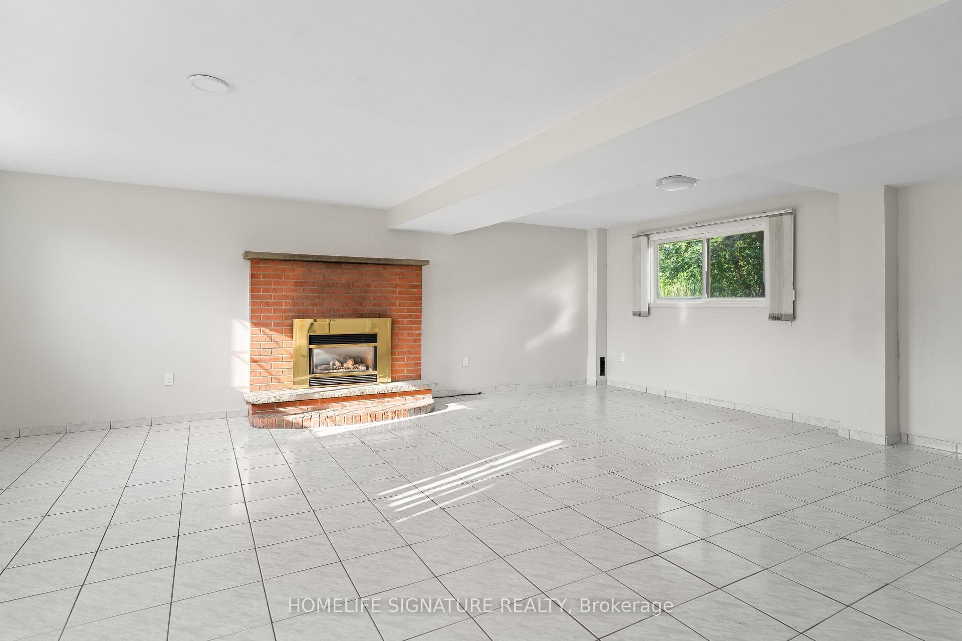 2200 Houck Crescent photo 26