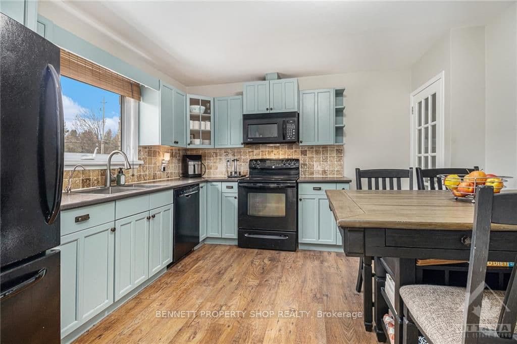 1676 DUNROBIN Road photo 6