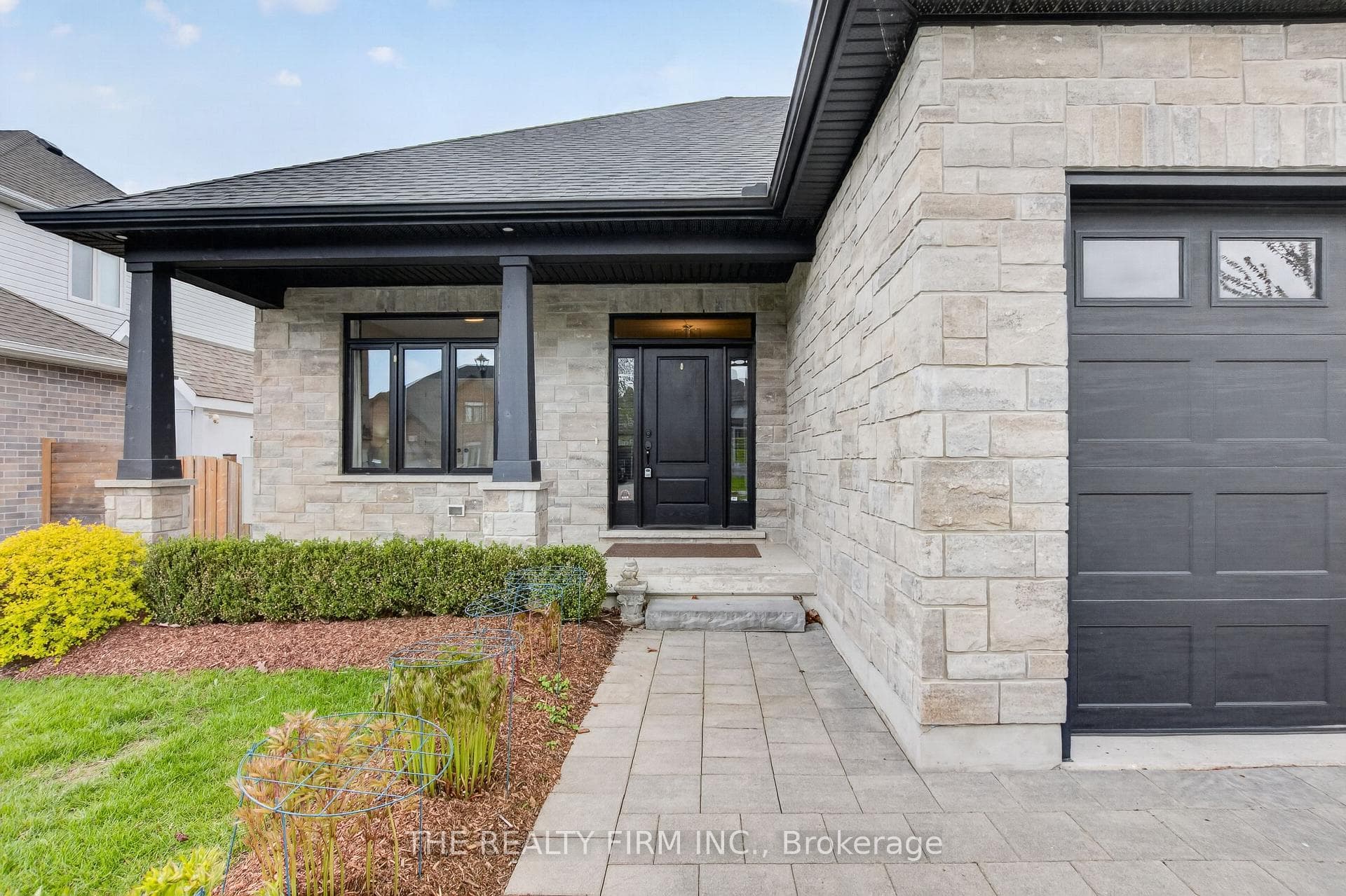 95 Mayapple Crescent photo 2