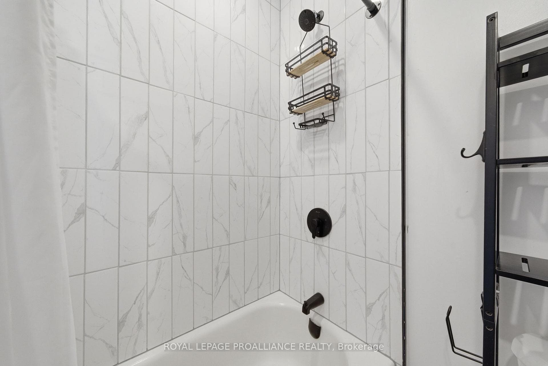 425 Roe Street photo 19