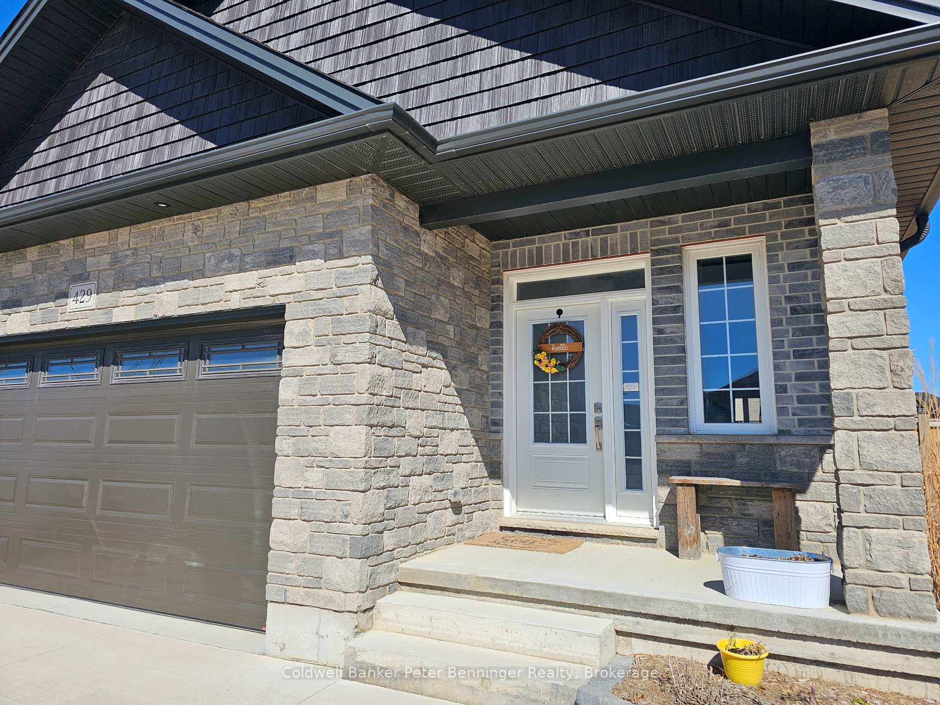 Nice covered front porch to dress up!