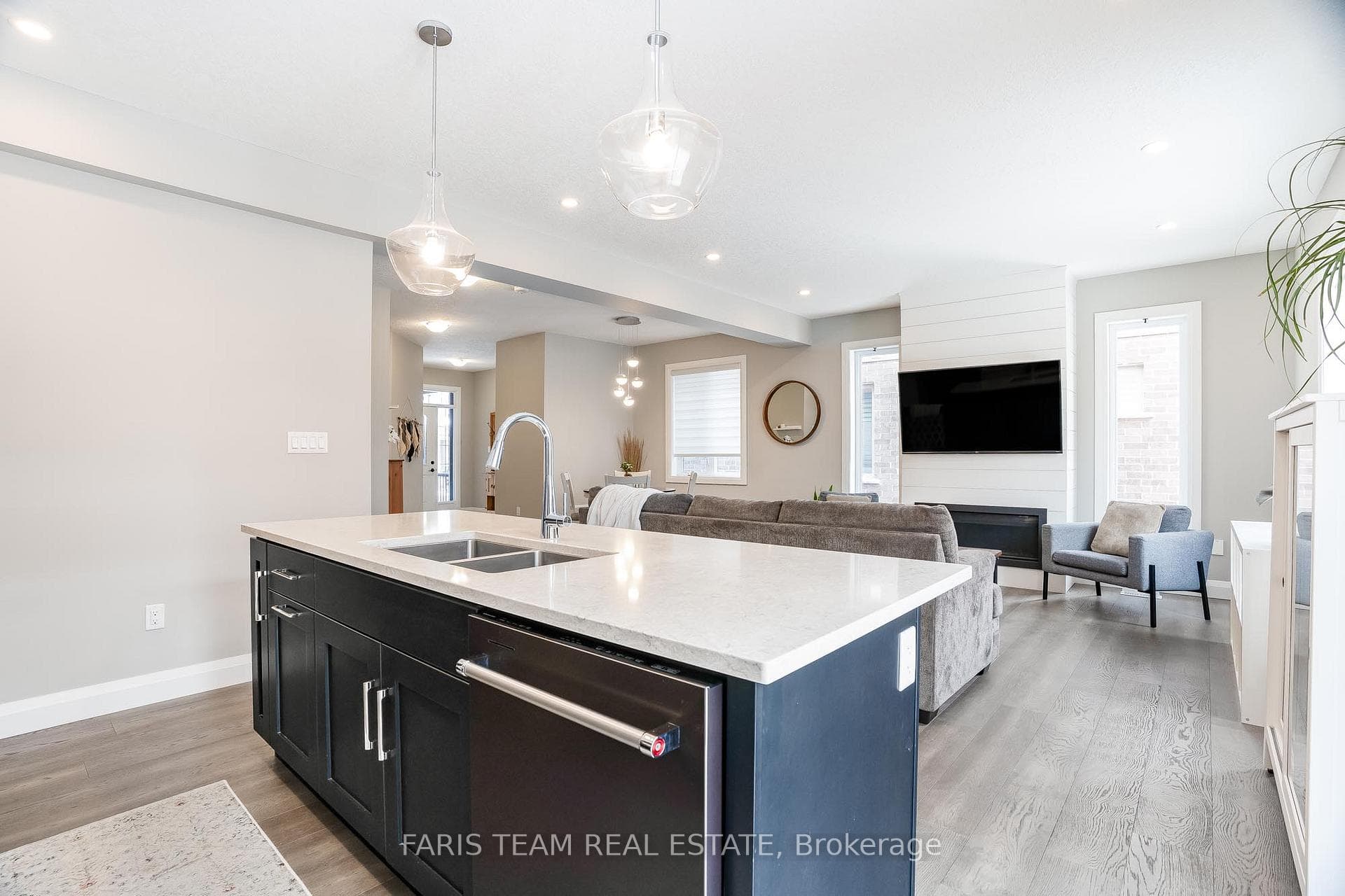 978 Wright Drive photo 8
