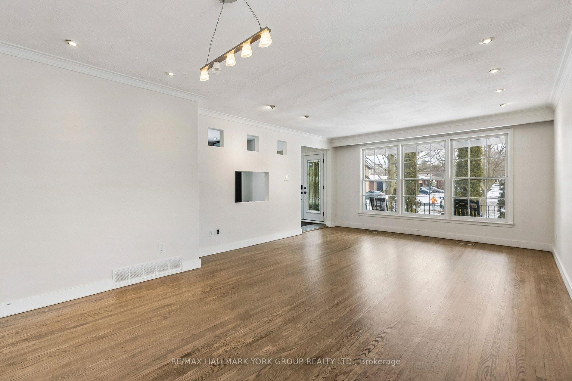 24 Coral Harbour Crescent photo 8