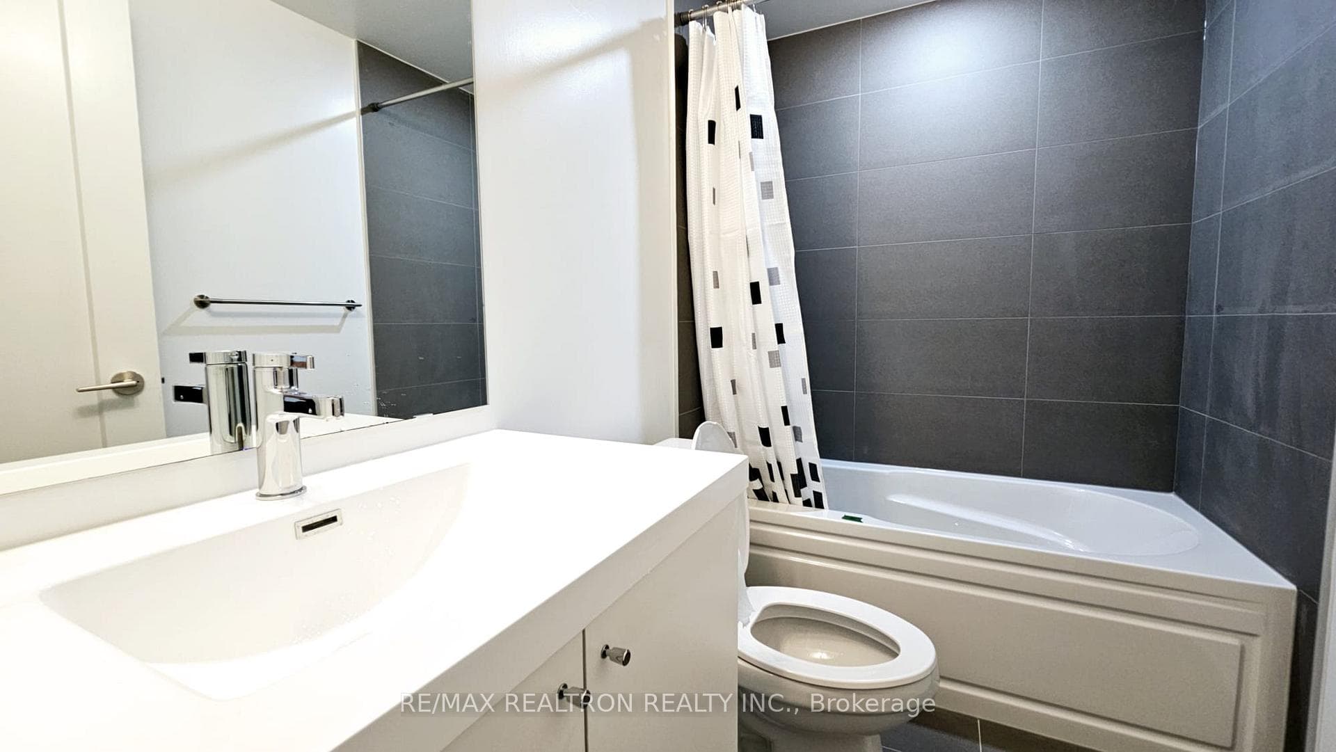 2545 Simcoe Street Unit 2014 photo 10