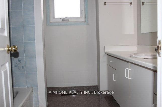 137 Irenemount Crescent Unit Upper photo 17