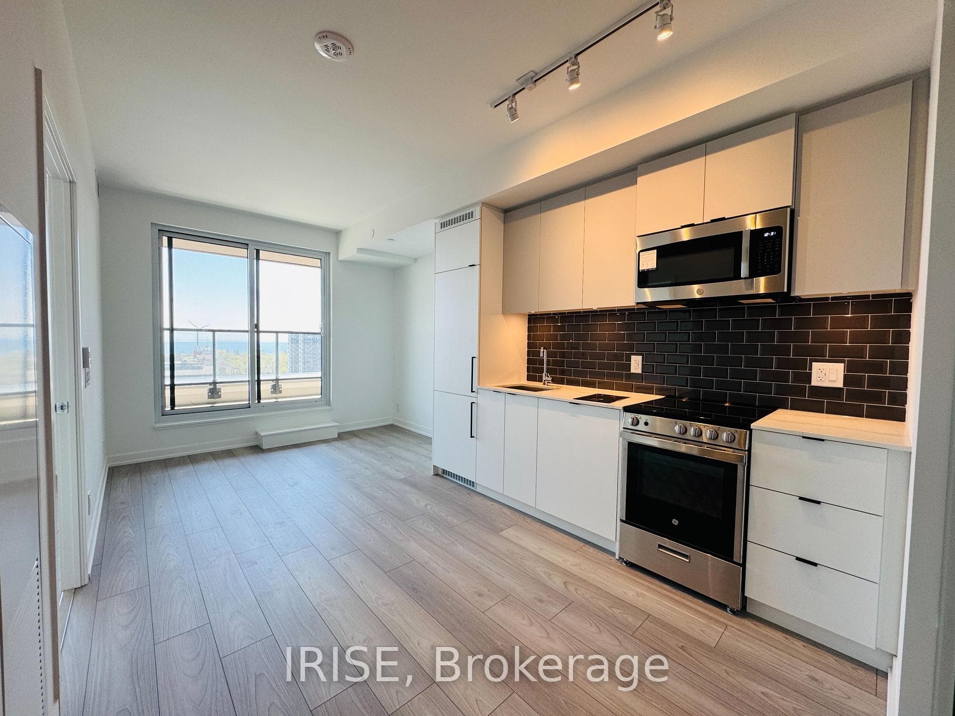 285 Dufferin Street Unit 916 photo 17
