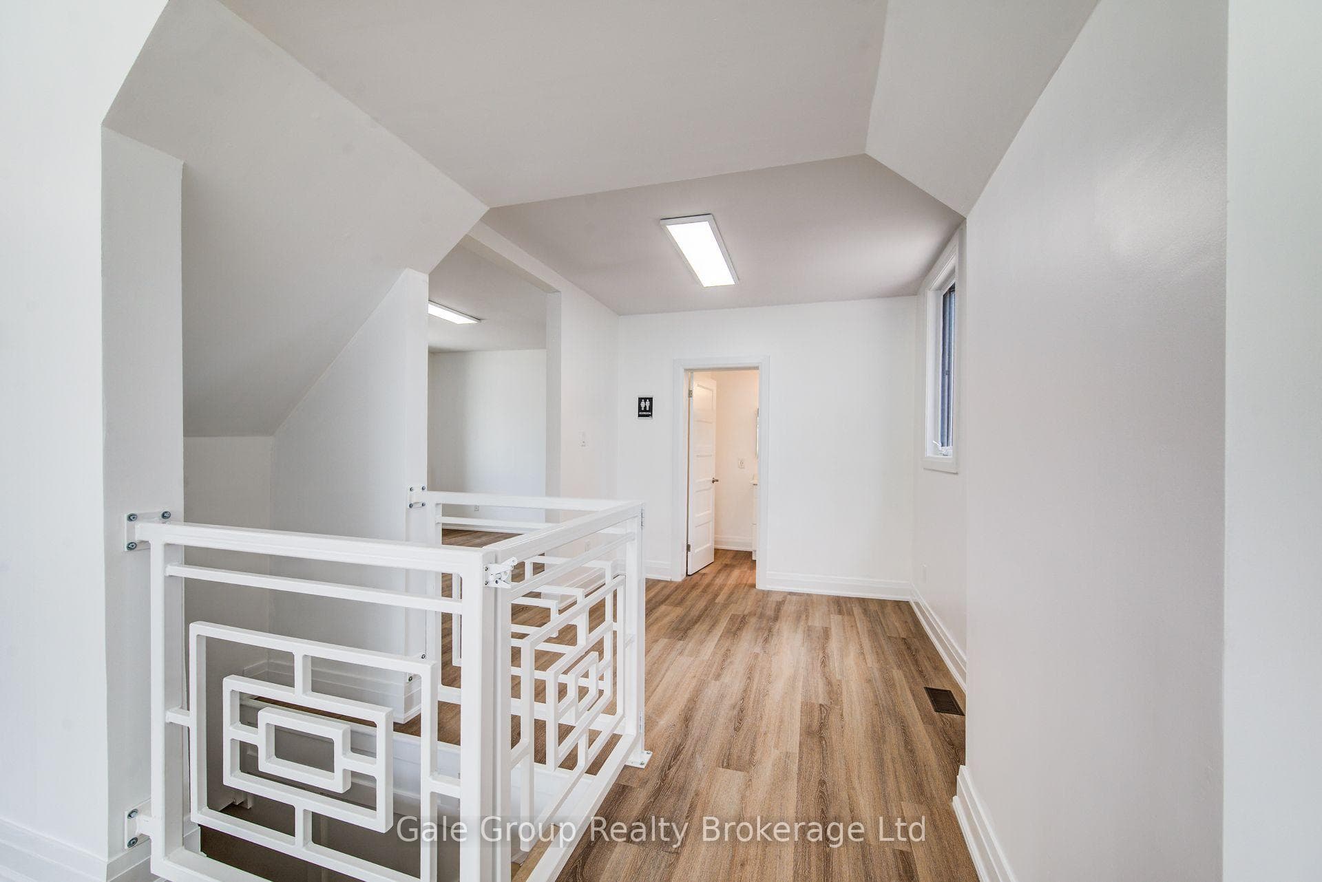 728 Dundas Street photo 18