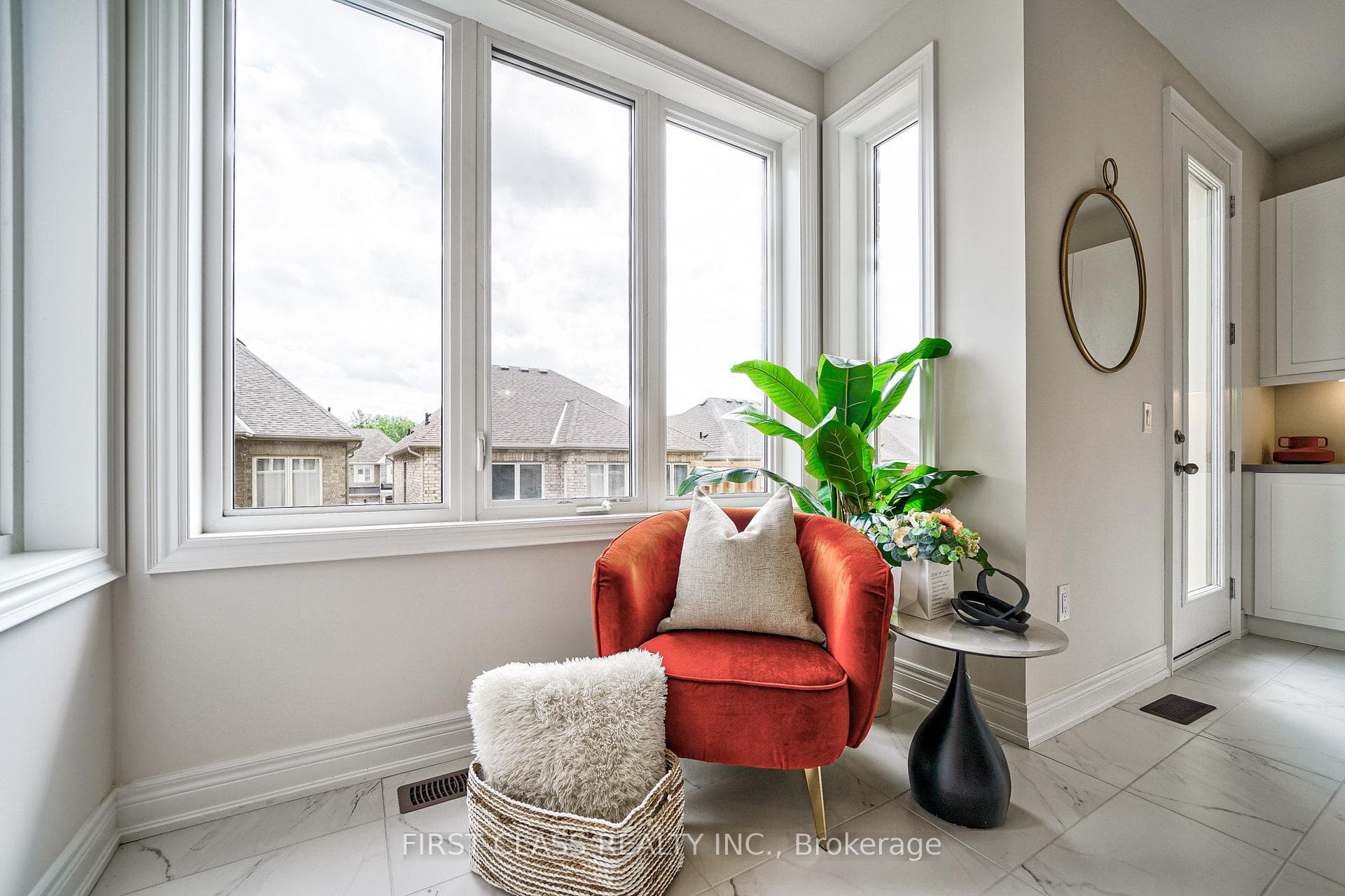 114 Angus Morton Crescent photo 8