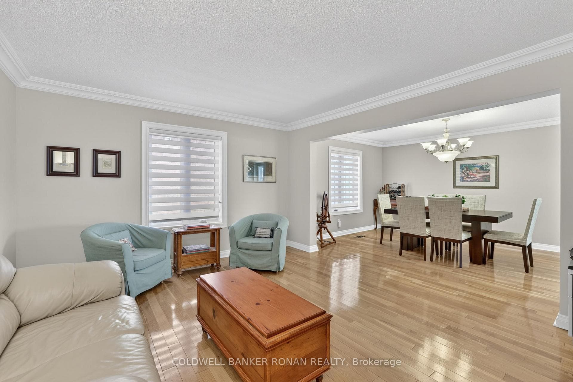 240 Howard Crescent photo 6
