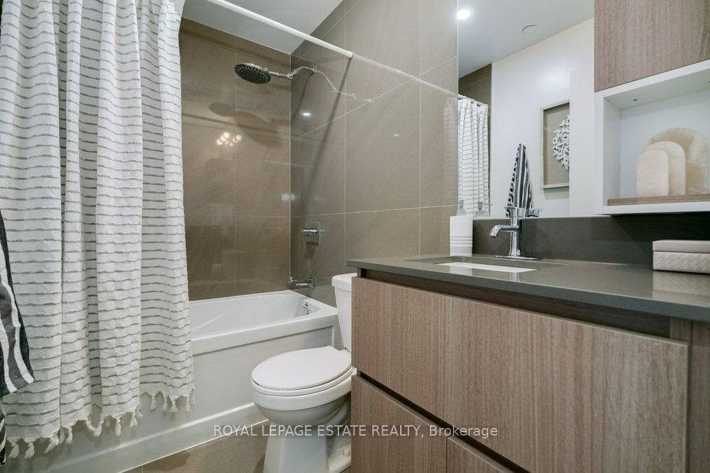 665 Queen Street Unit 403 photo 26