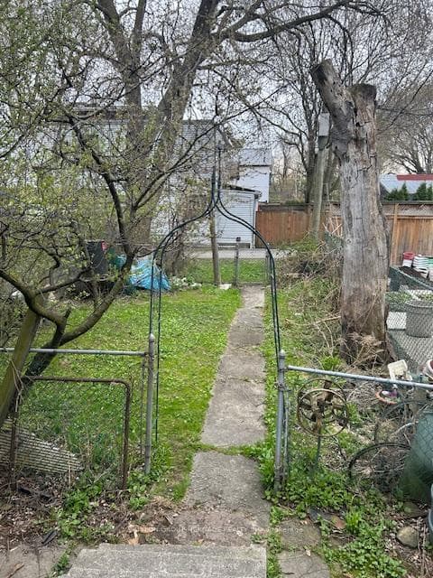 1547 Dundas Street photo 2