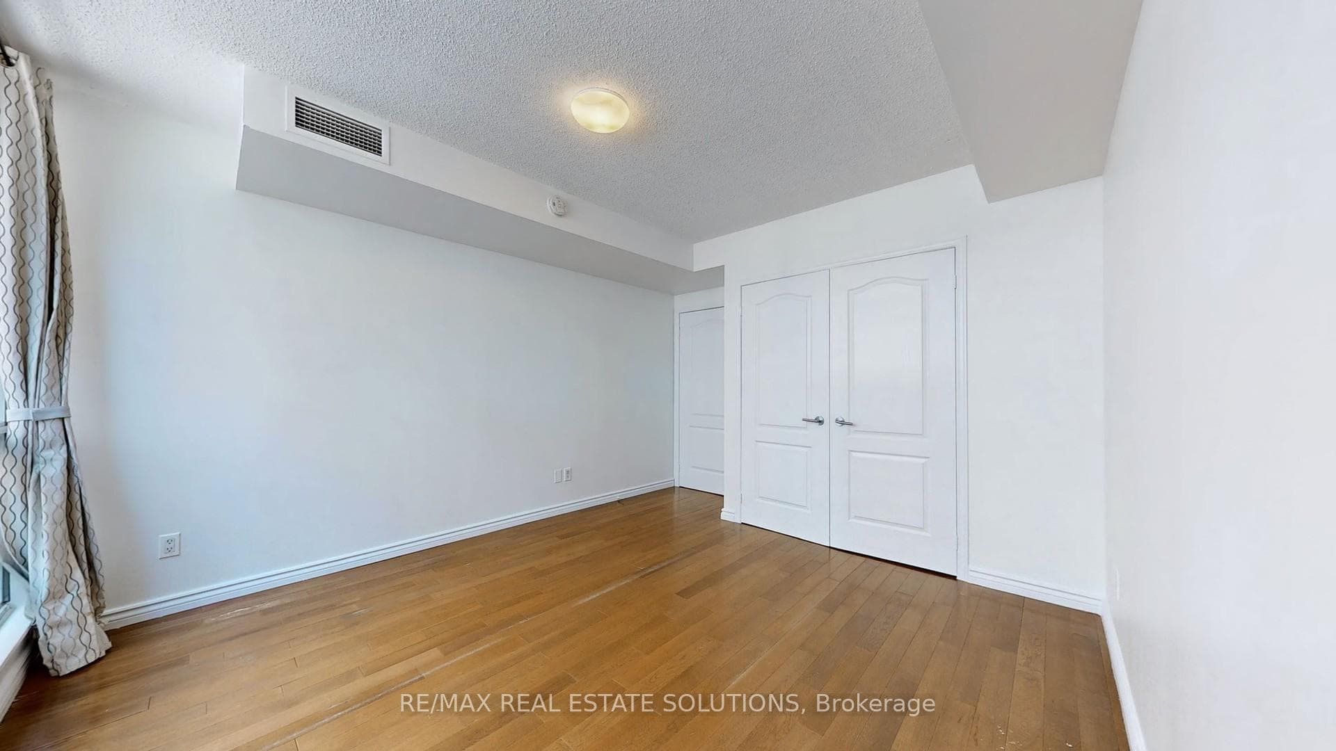 263 Wellington Street Unit 302 photo 14