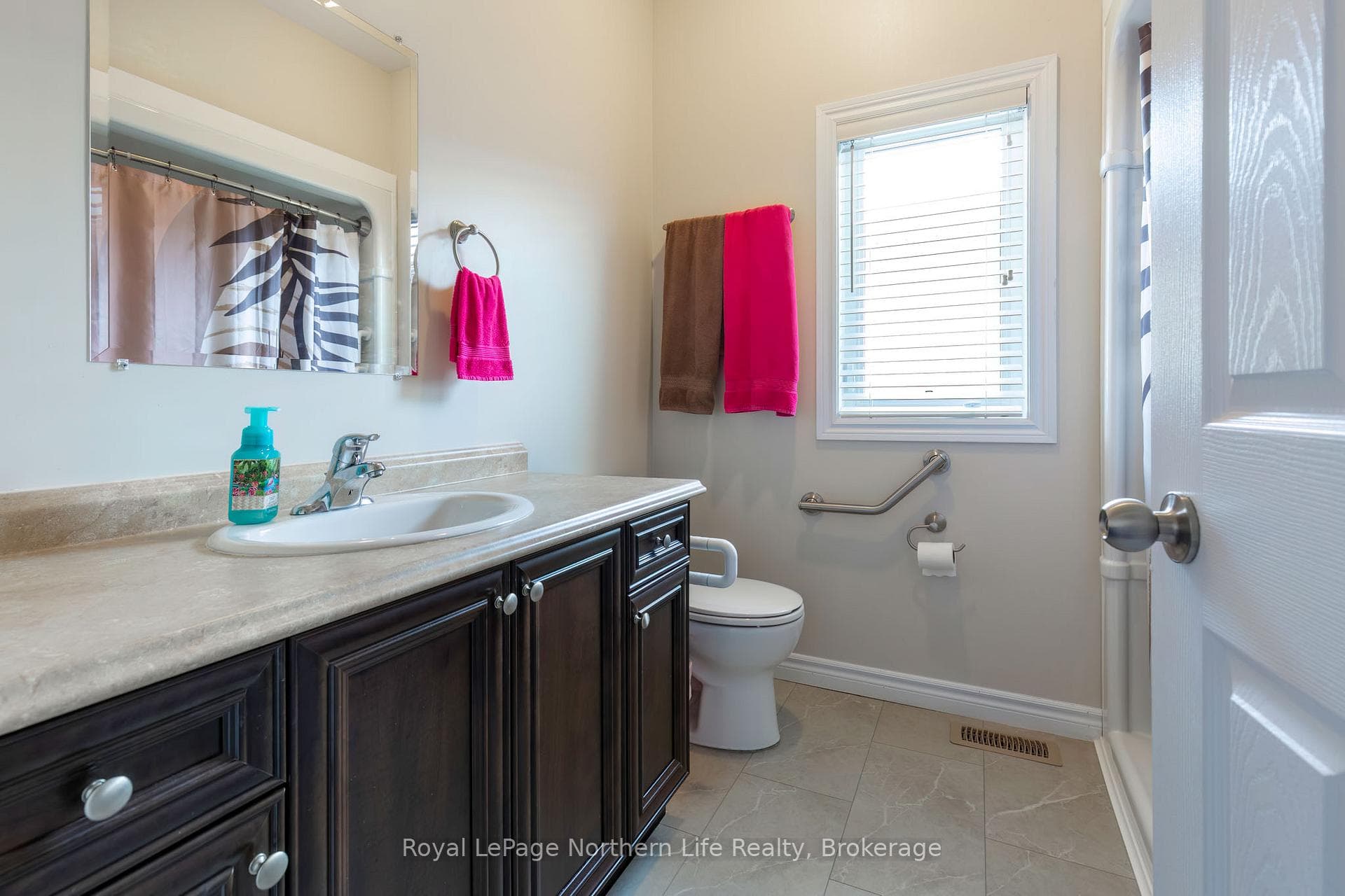 2444 Connaught Avenue photo 19