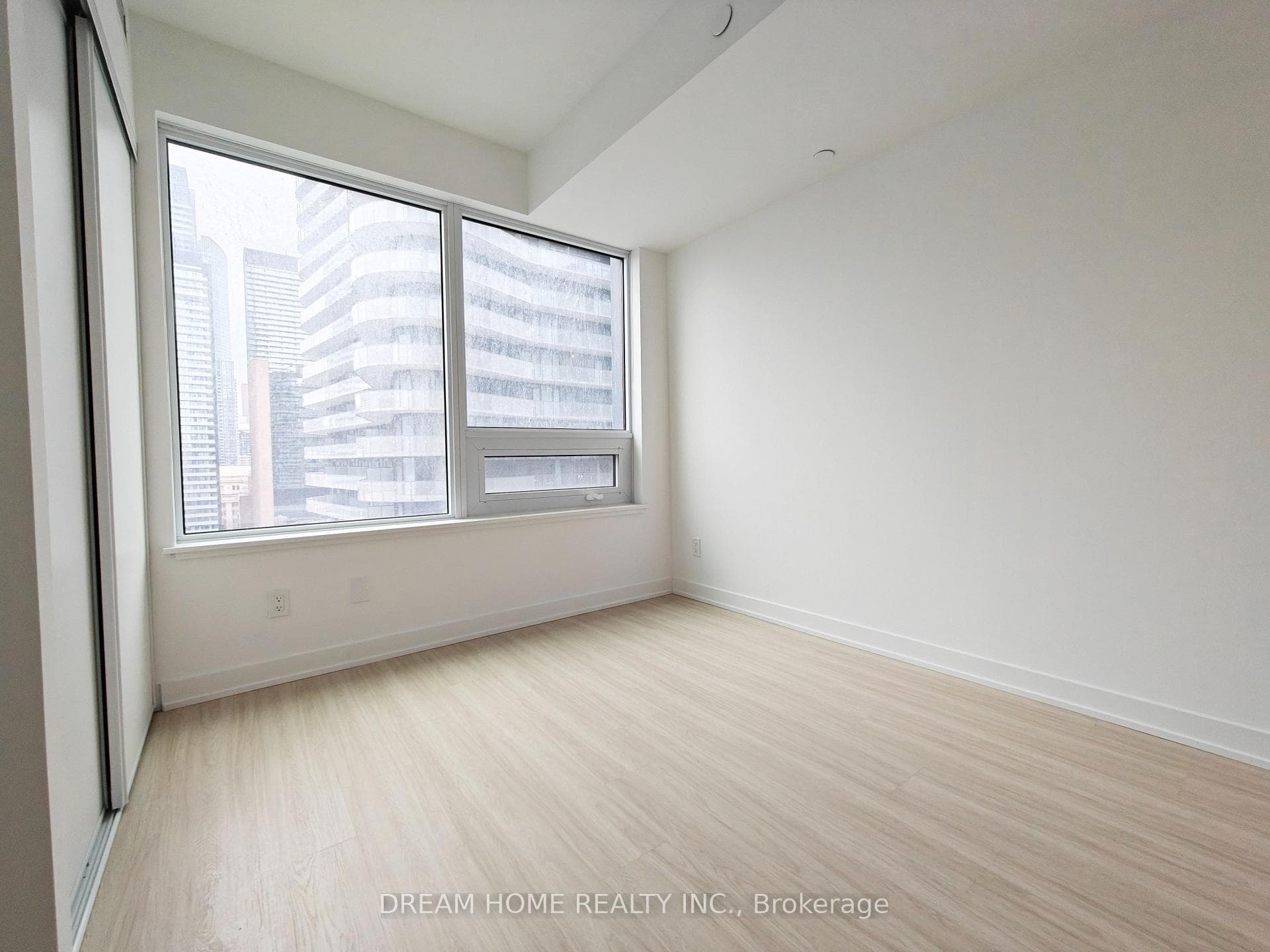 8 Wellesley Street Unit 1812 photo 21