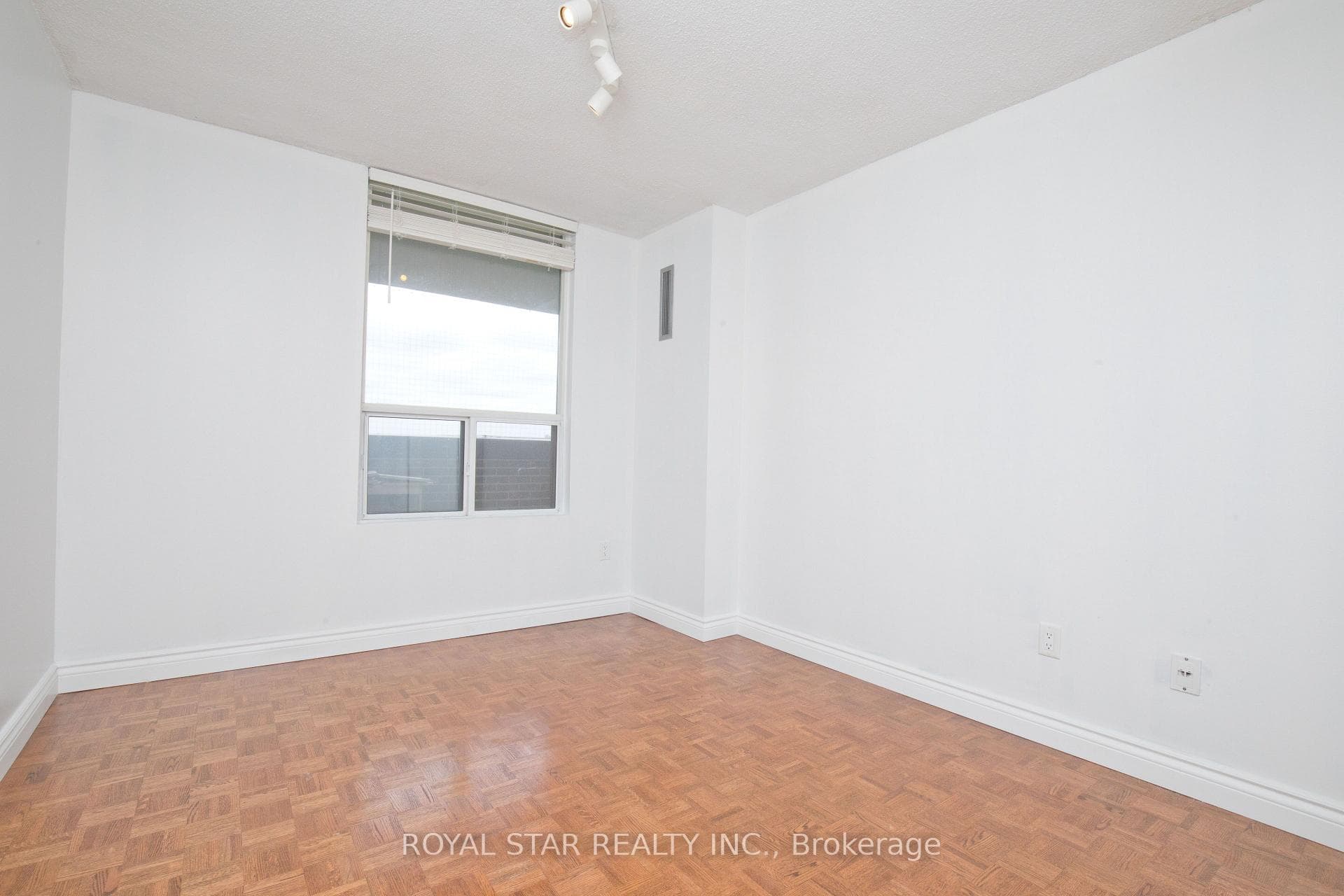 1535 Lakeshore Road Unit 1607 photo 25