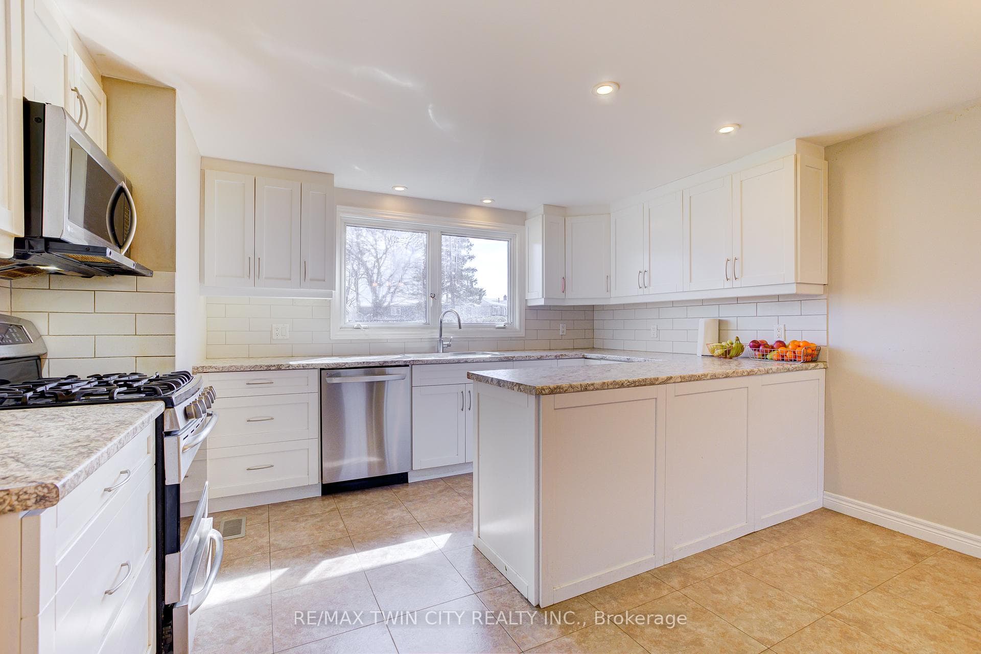 22 Blackhorne Crescent photo 3