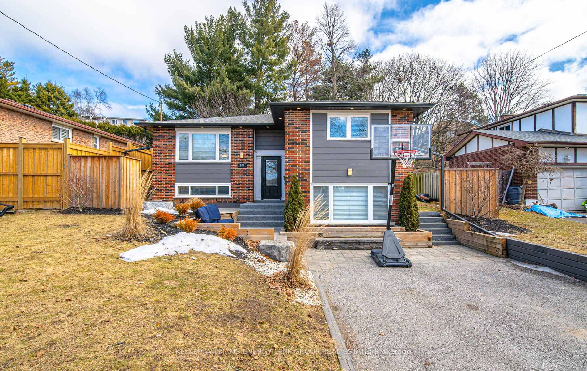 107 Springdale Crescent photo 2