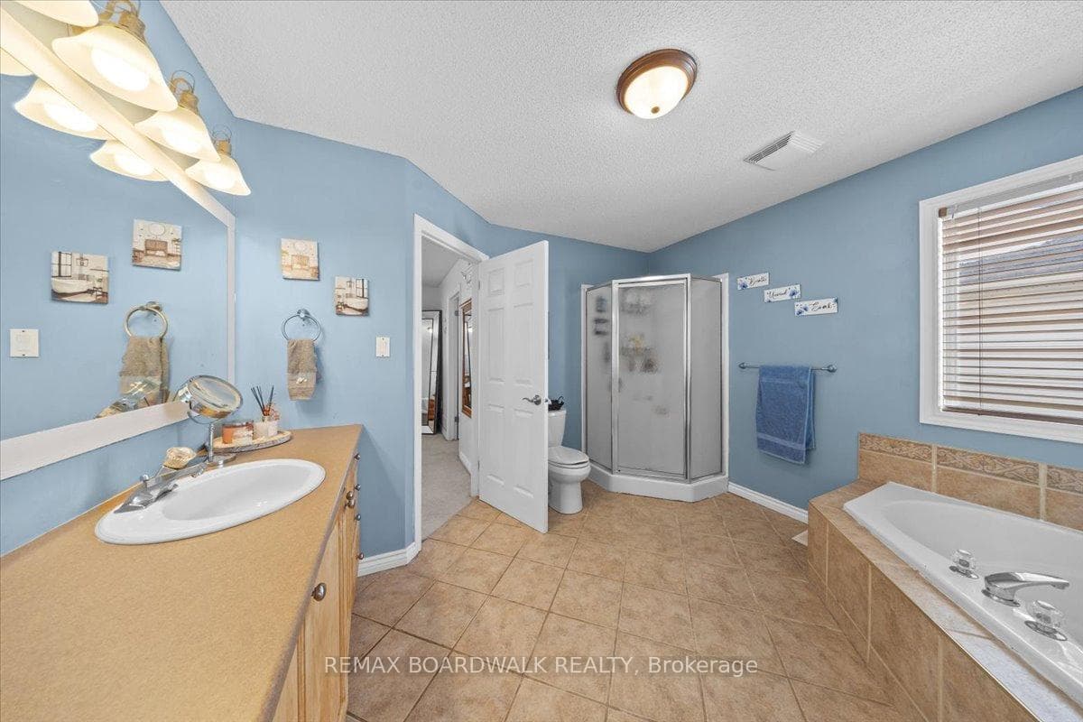 2285 Cecile Crescent photo 28