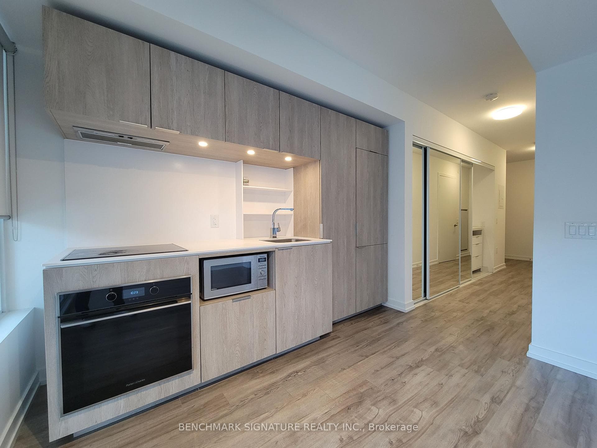 77 Shuter Street Unit 607 photo 6