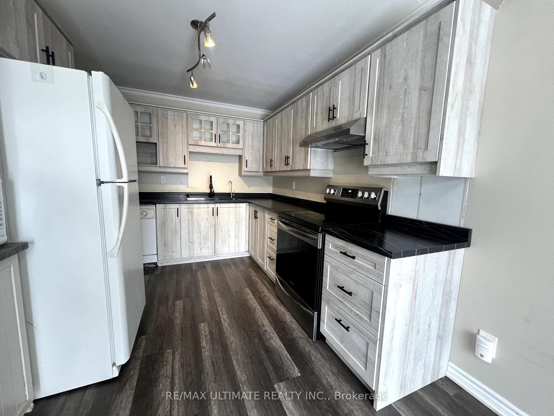 71 Kipling Place photo 6