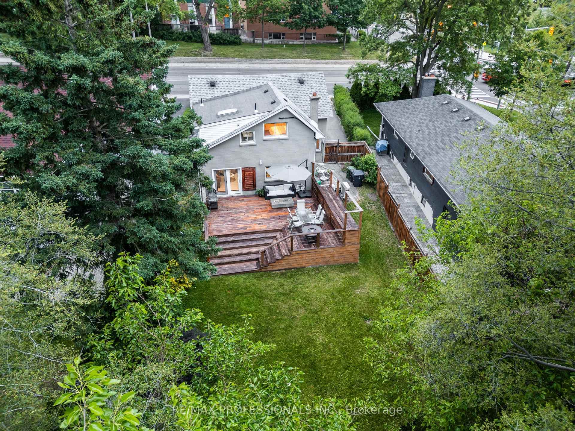4625 Dundas Street photo 39