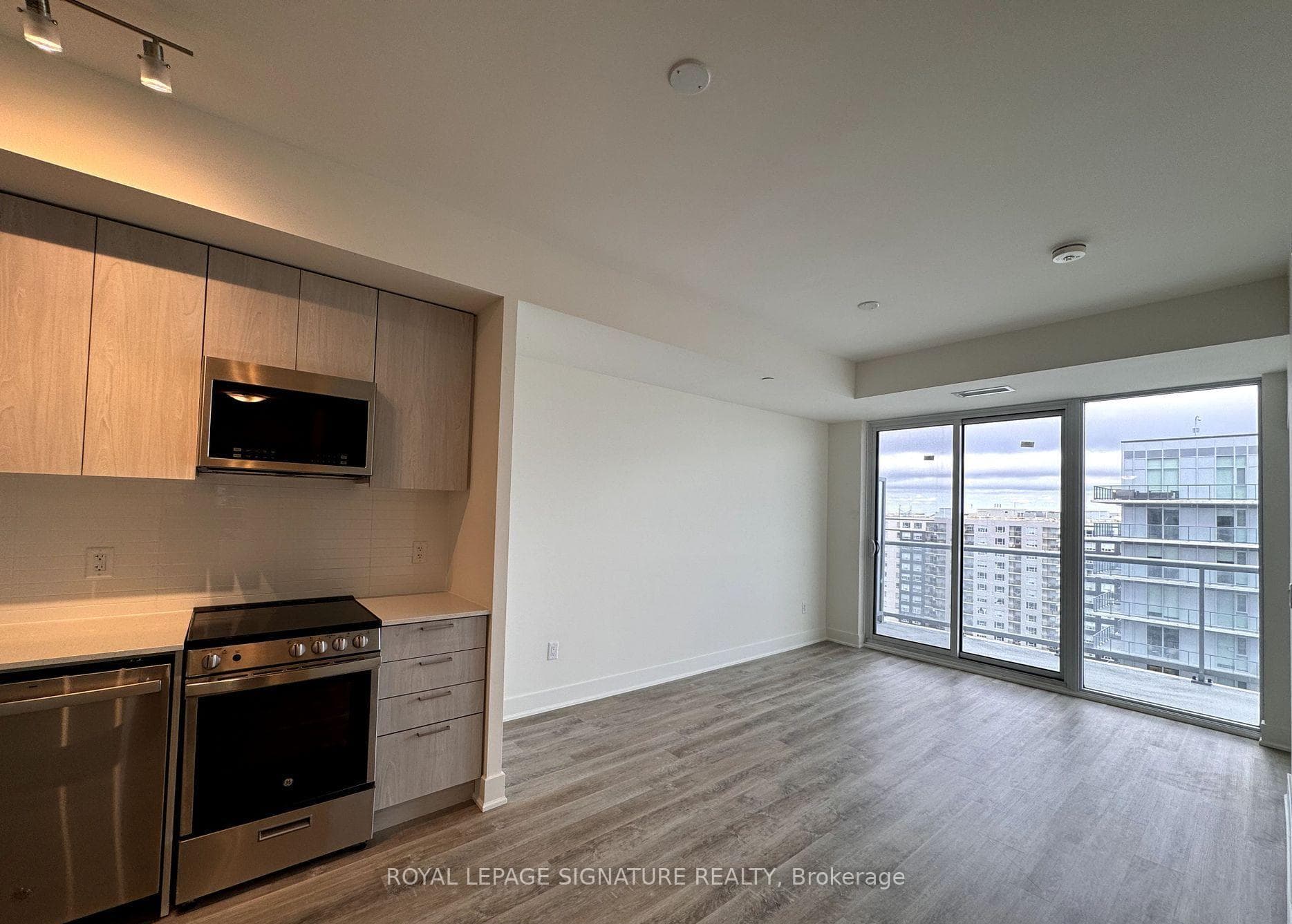185 Deerfield Road Unit 1302 photo 1