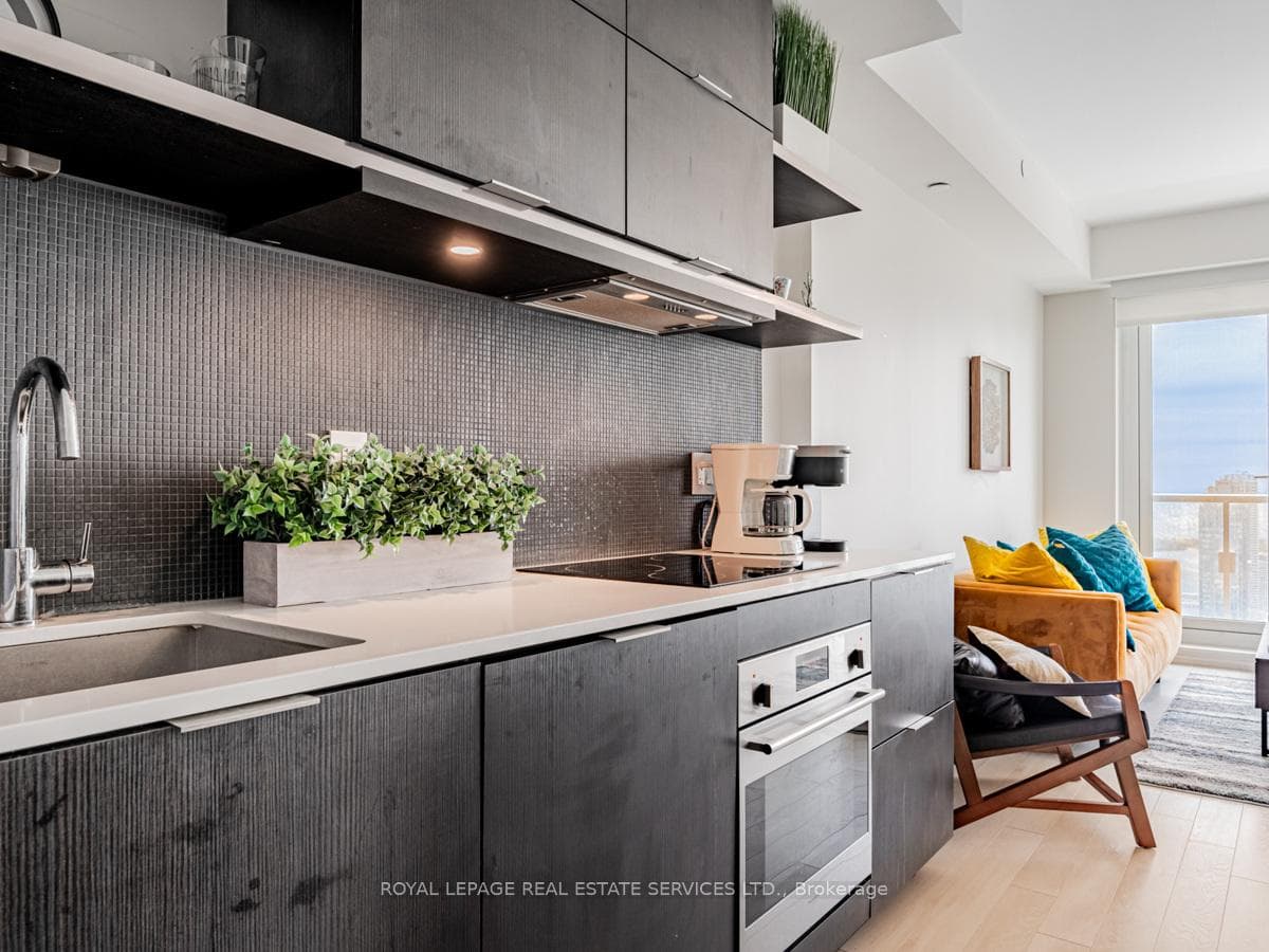 197 Yonge Street Unit 5807 photo 11
