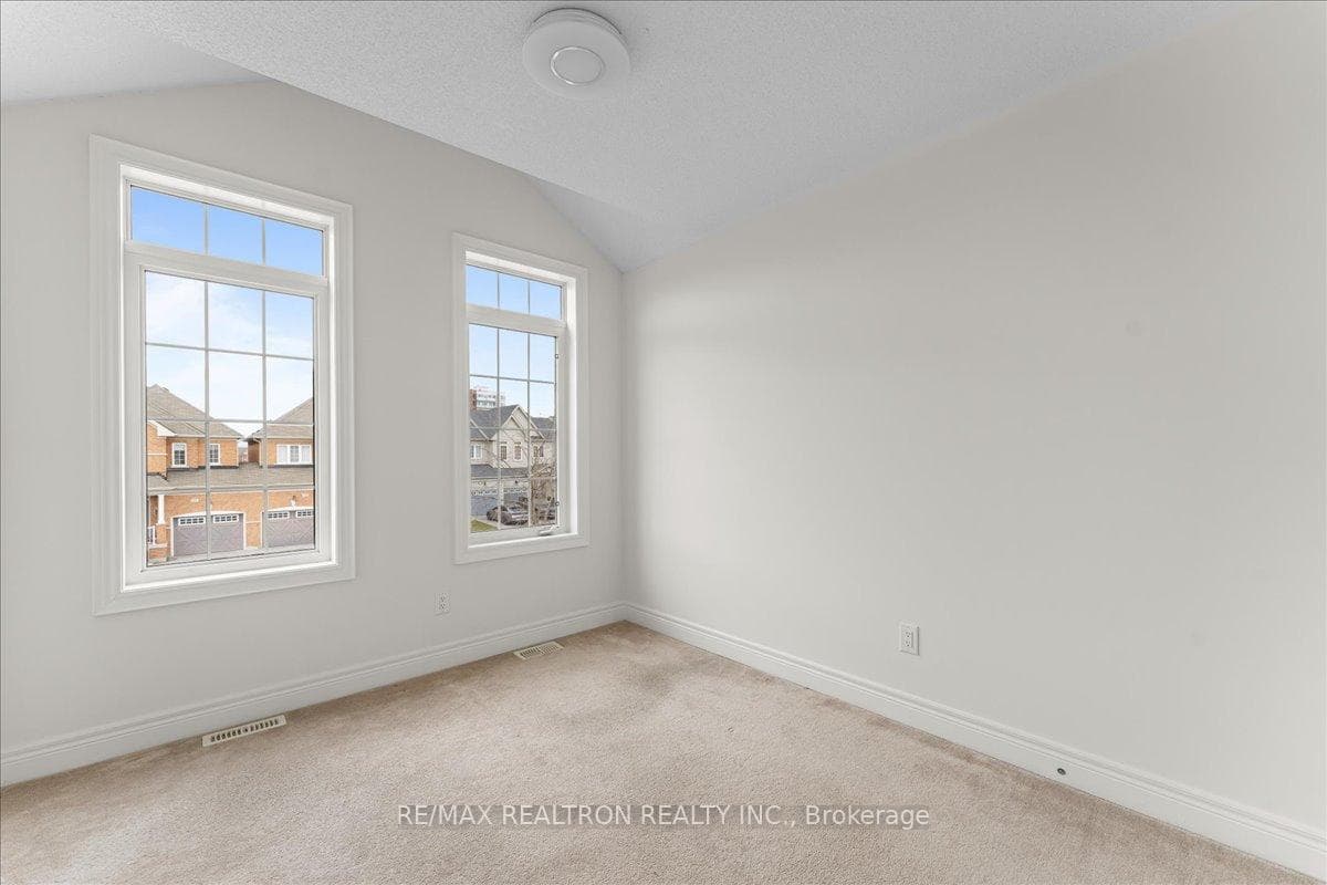 101 Pearcey Crescent photo 32