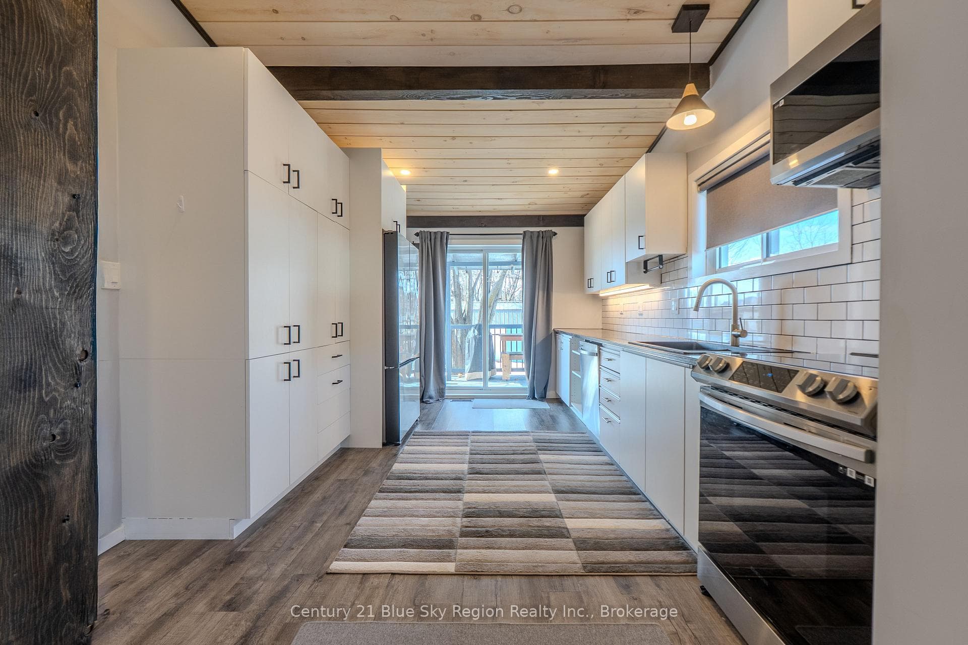 647 Douglas Street photo 8