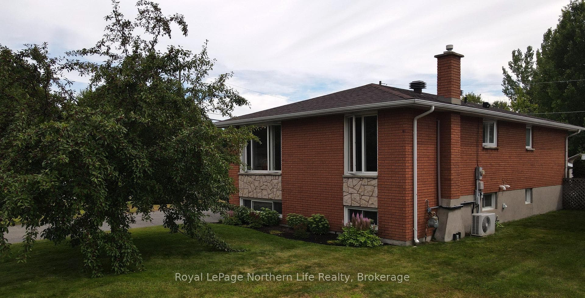 132 Levis Street photo 2
