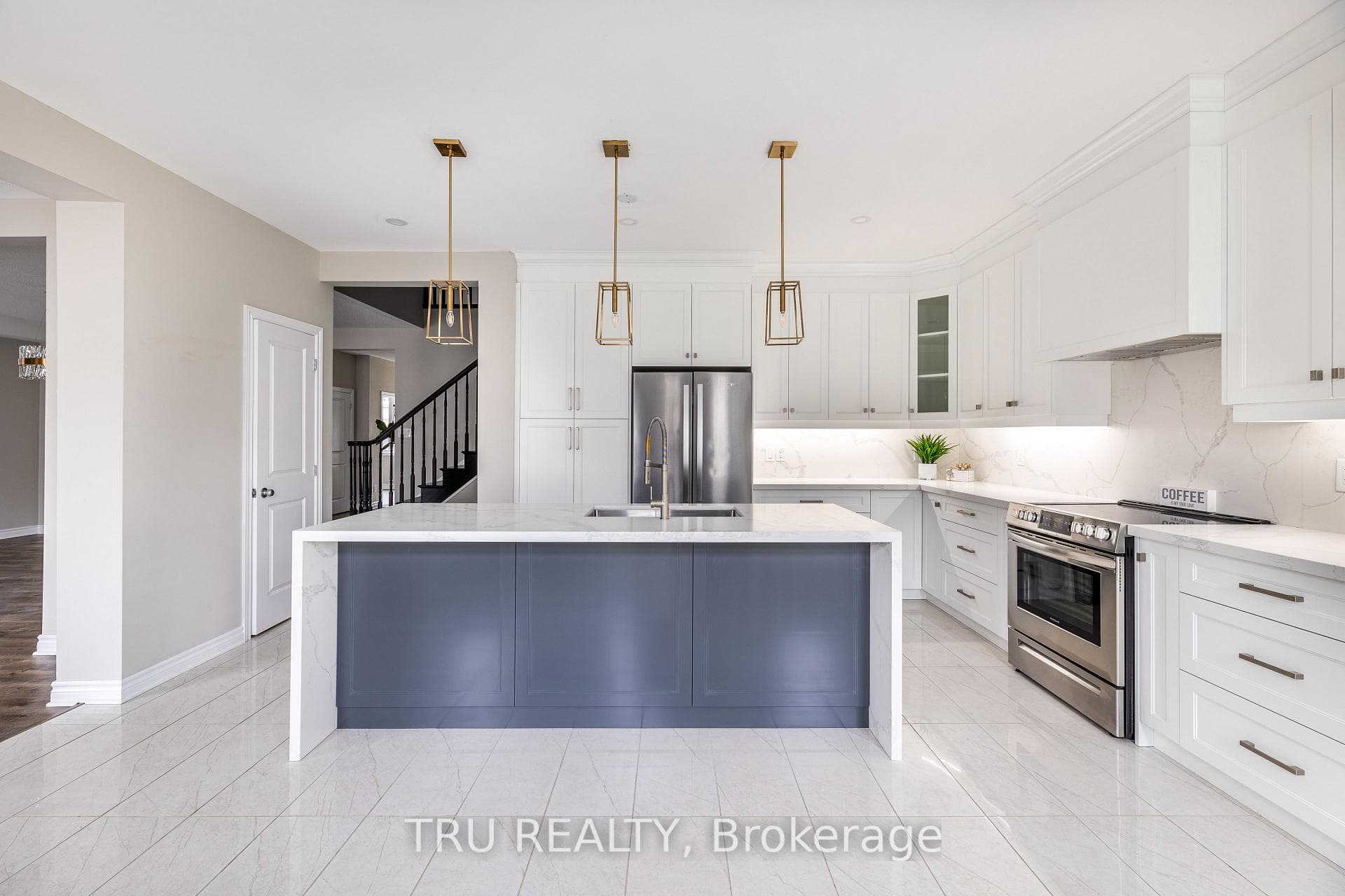 121 DISCOVERY Crescent photo 15
