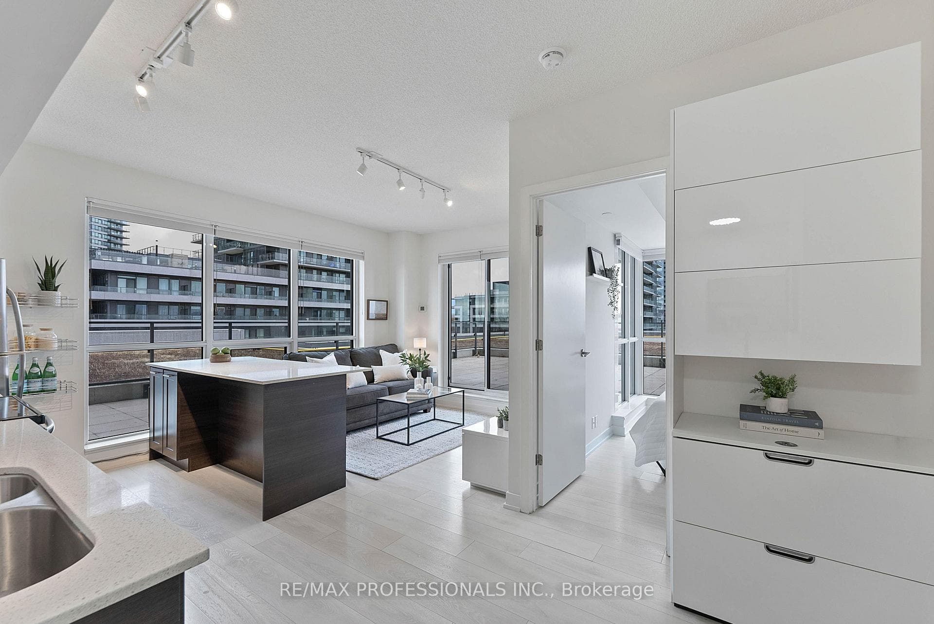 2200 Lakeshore Boulevard Unit 611 photo 4