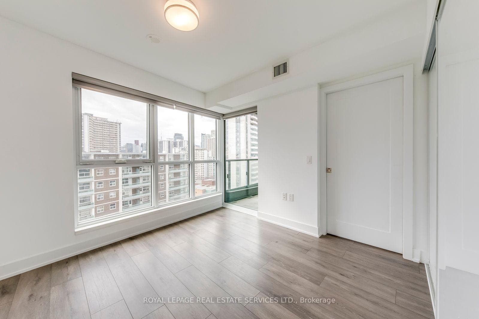 585 Bloor Street Unit 1320 photo 20