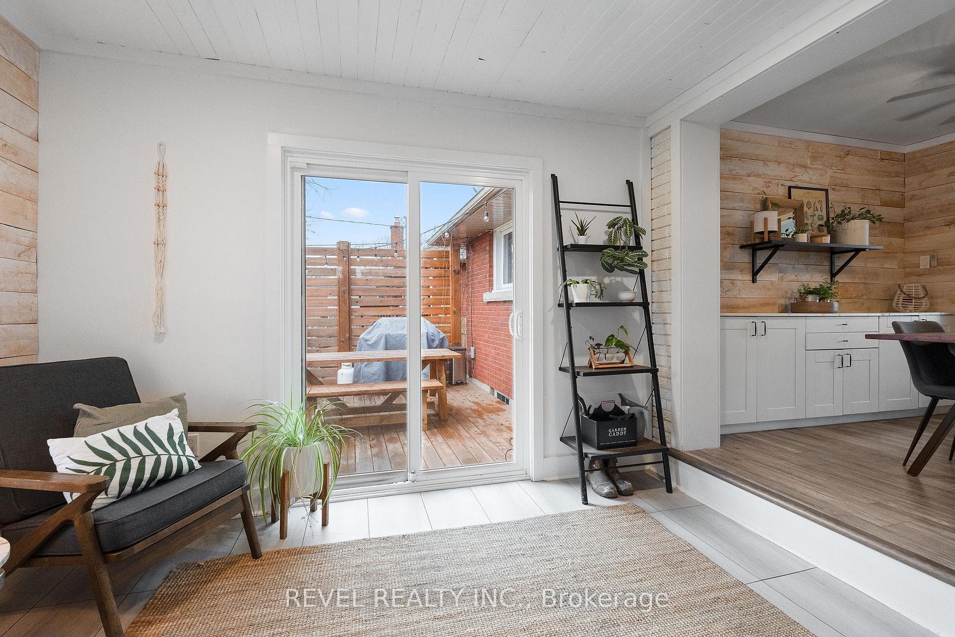 567 Stanley Street photo 10