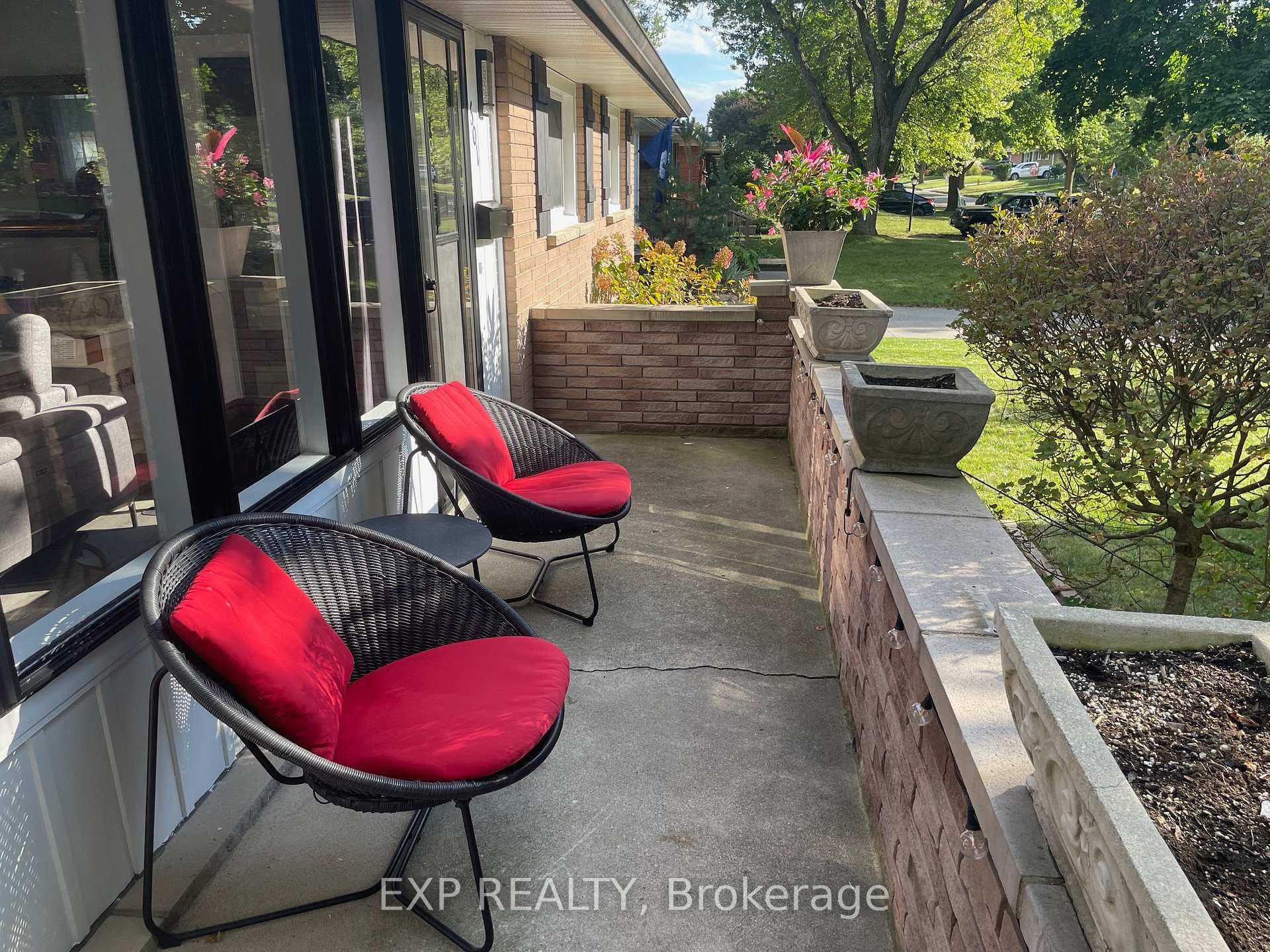 601 Ridgewood Crescent photo 2