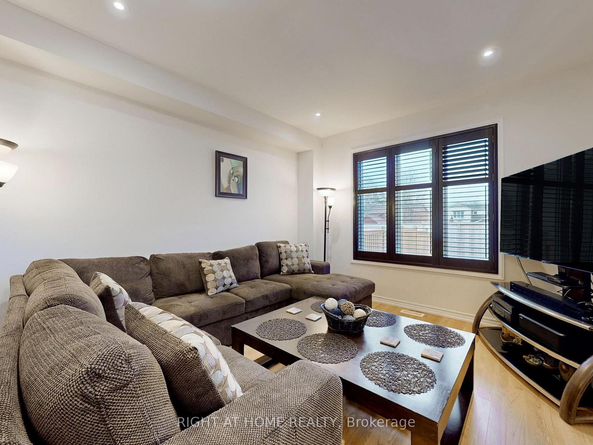 4 Hennessey Crescent photo 2