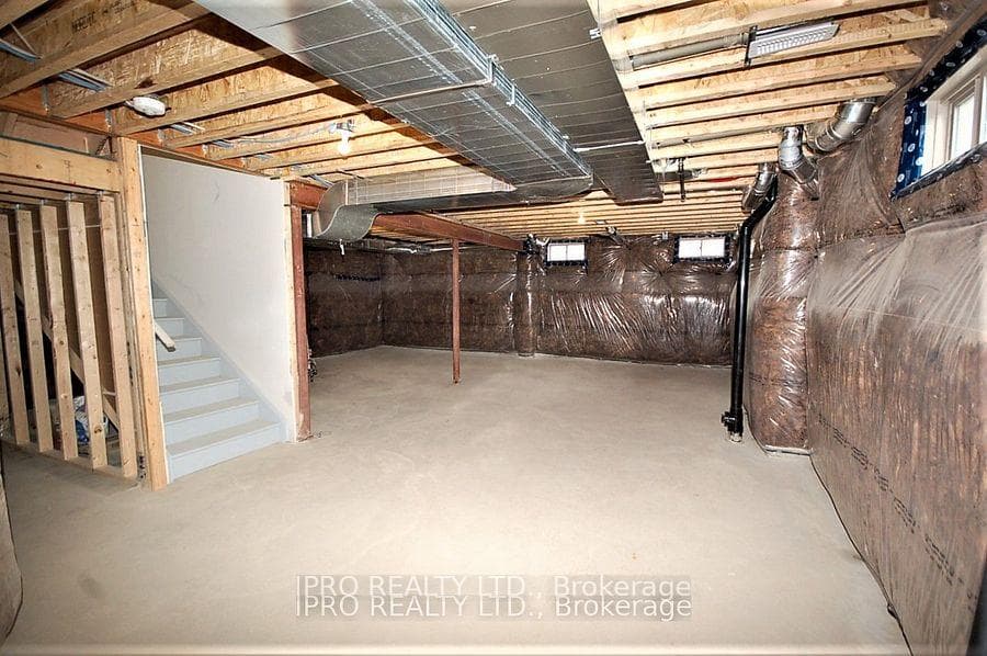 35 Basswood Crescent photo 13