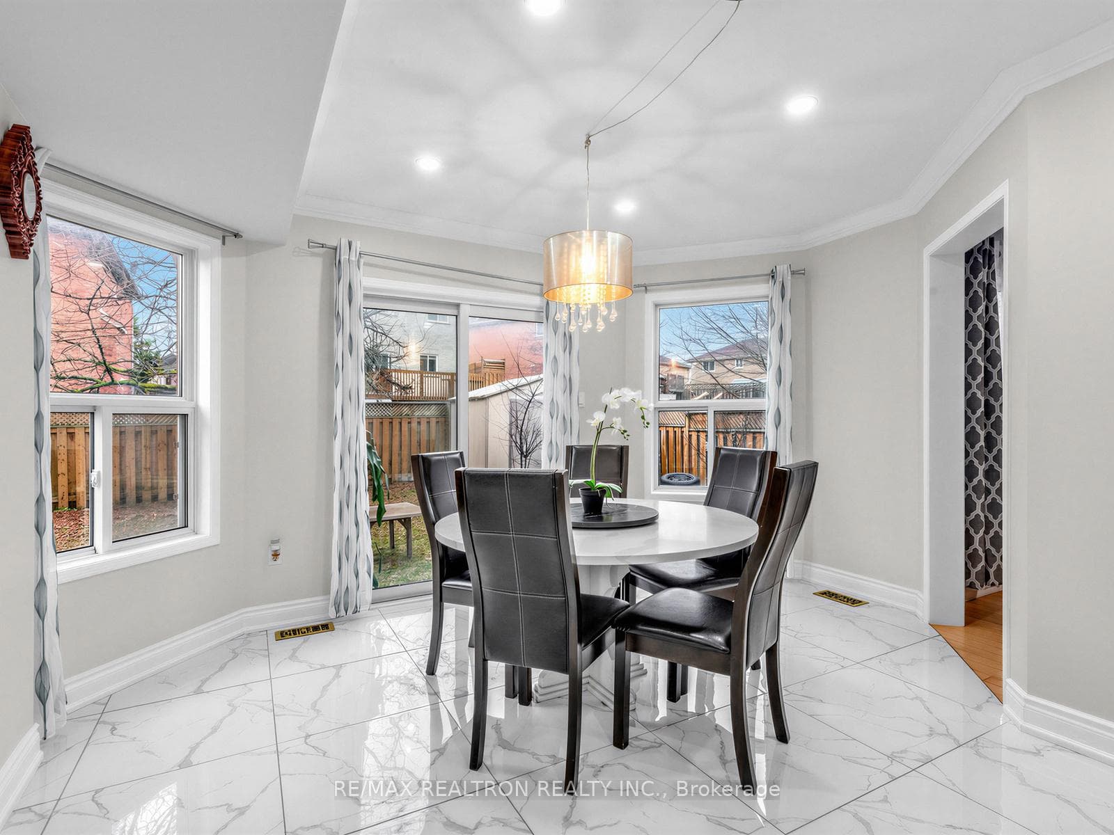 52 Loon Avenue photo 7