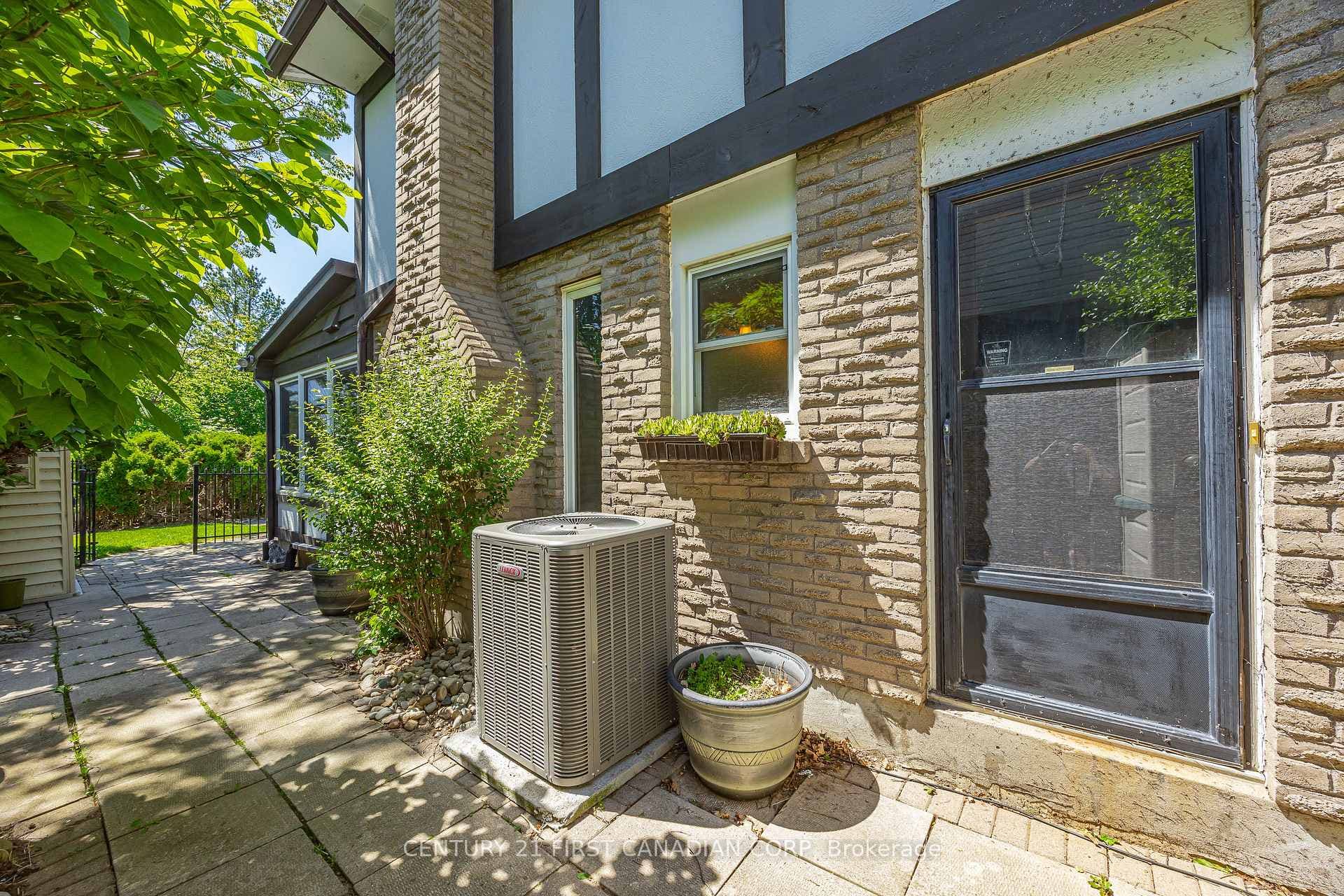 923 Farnham Road photo 36