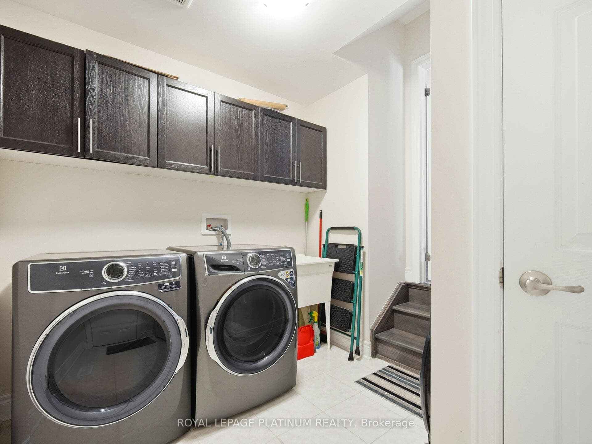 28 OVERSTONE Road photo 39