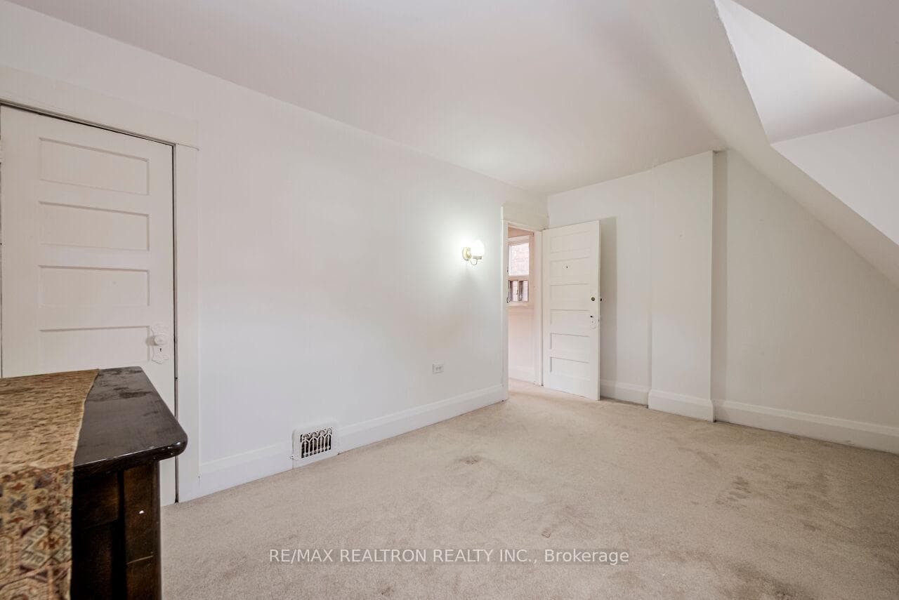554 Christie Street photo 30