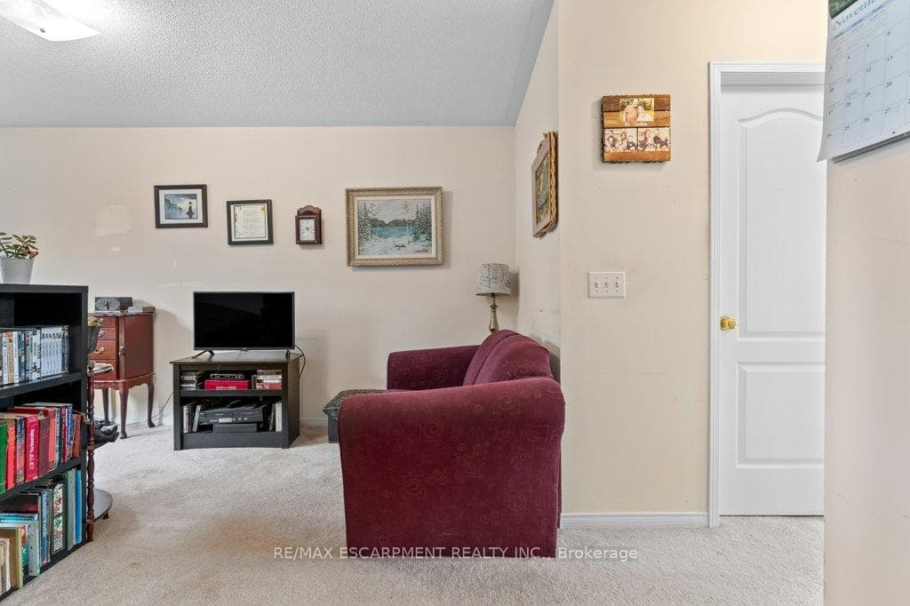 76 Morrison Crescent photo 31