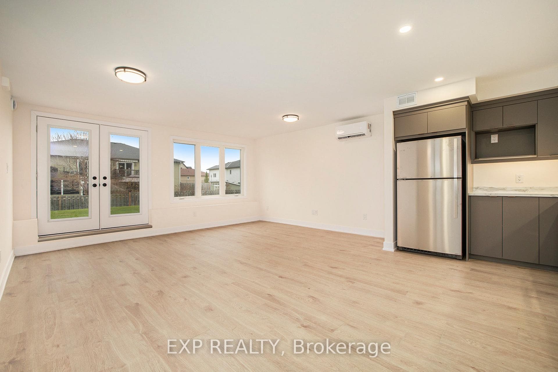86 WHITCOMB Crescent photo 34