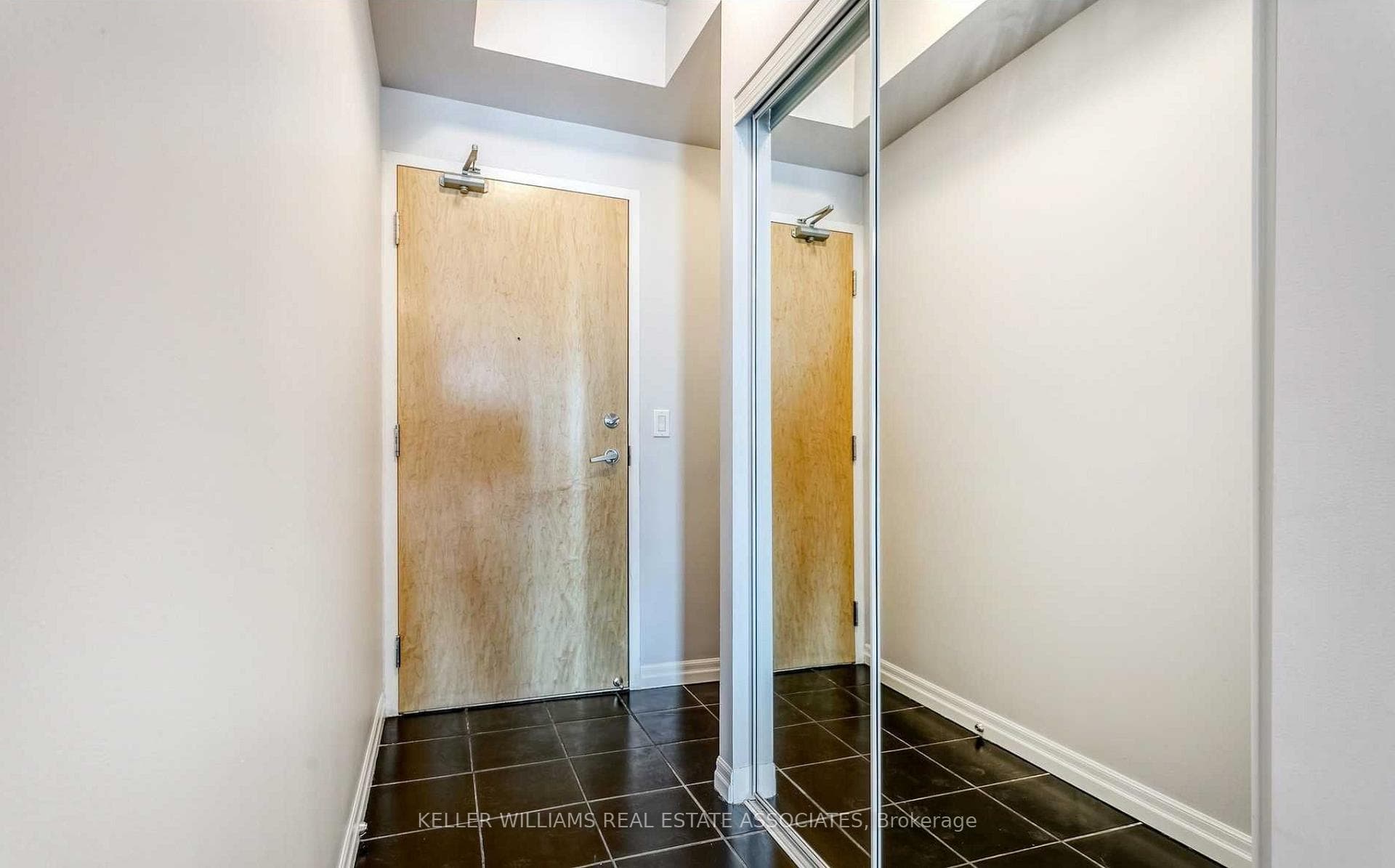 220 Burnhamthorpe Road Unit 519 photo 5