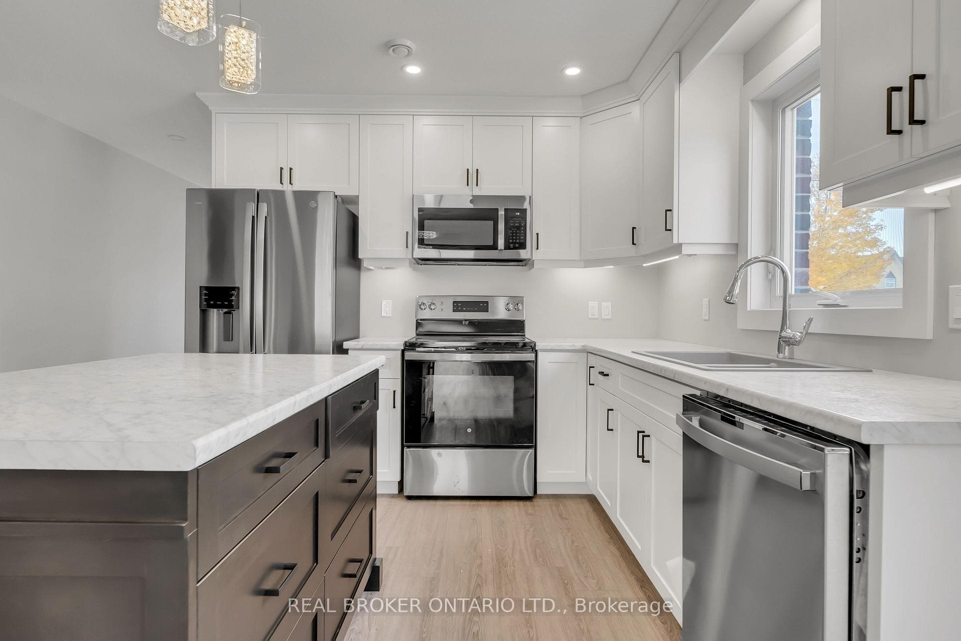 211 Queen Street photo 7
