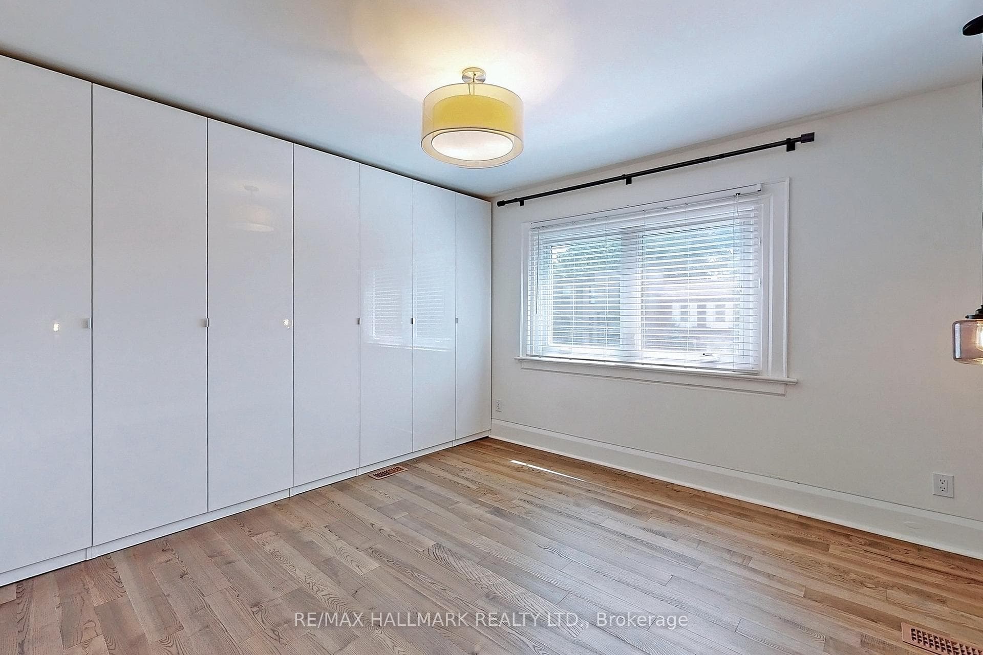 330 Soudan Avenue photo 13