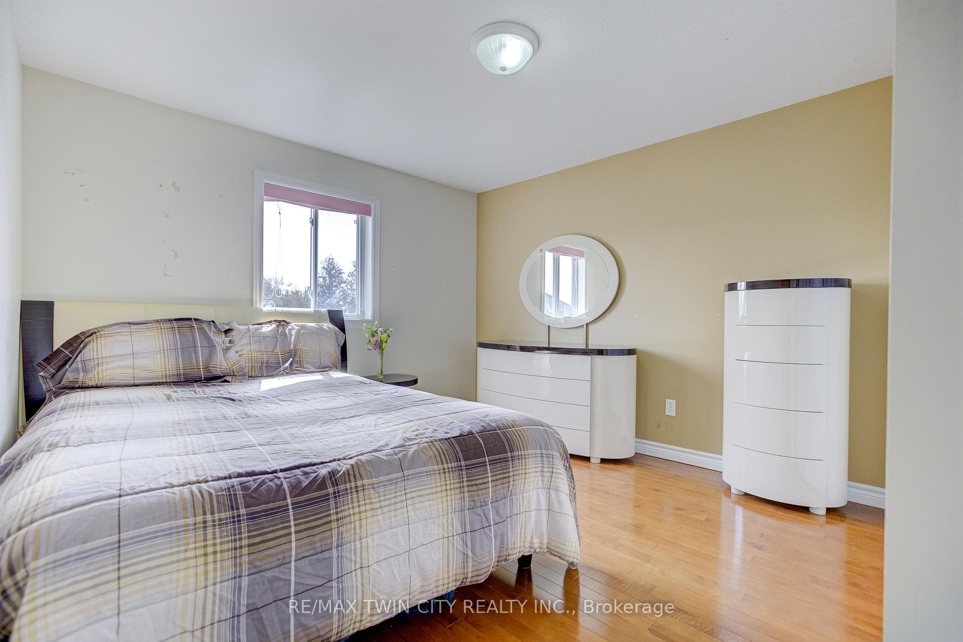 106 Country Clair Street photo 21