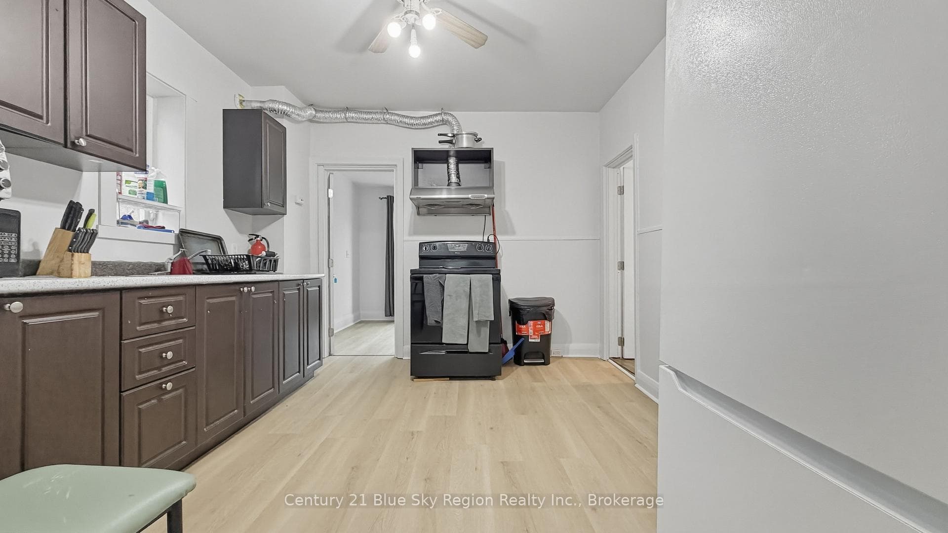 923 Fraser Street photo 3