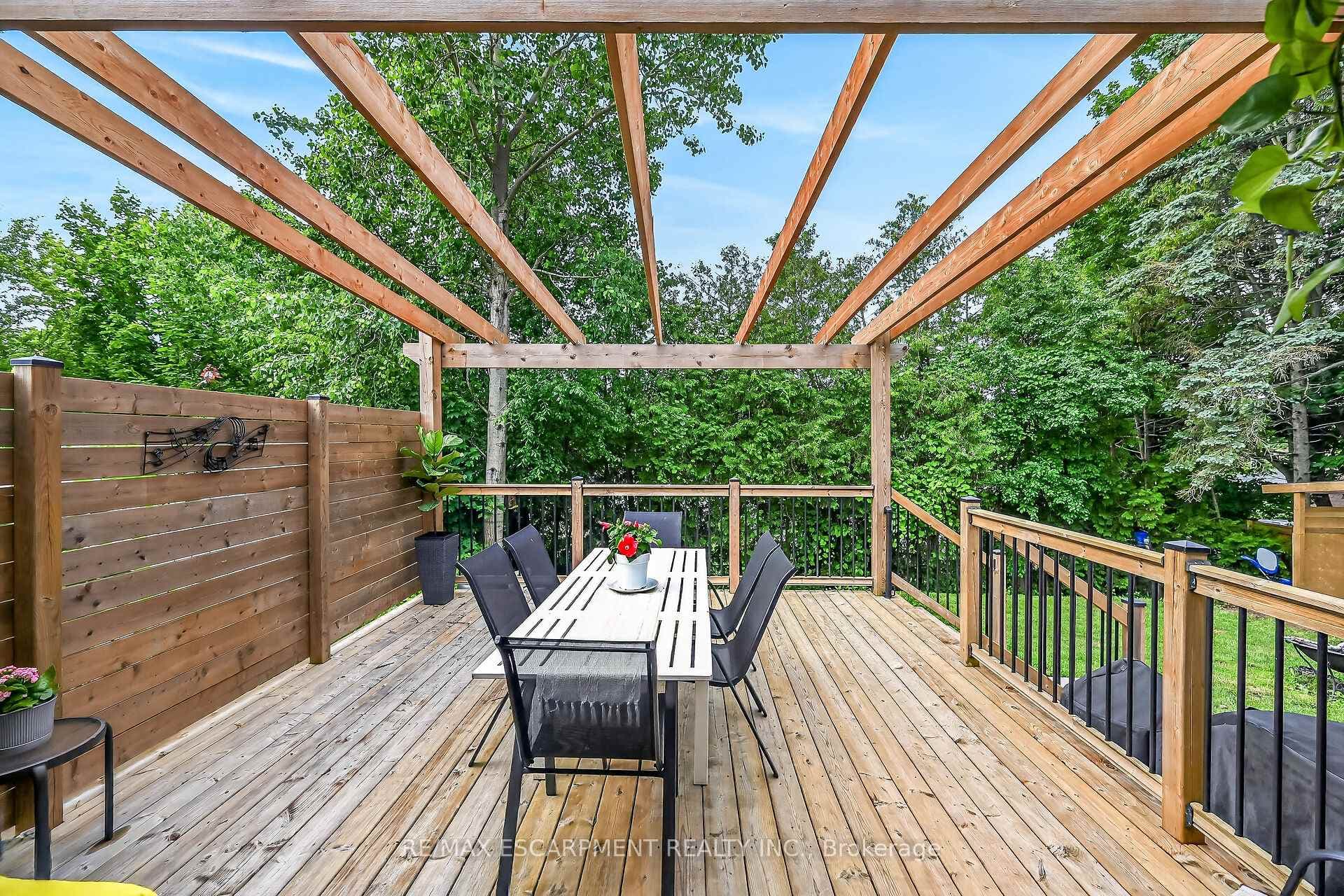 251 Mackenzie Crescent photo 44