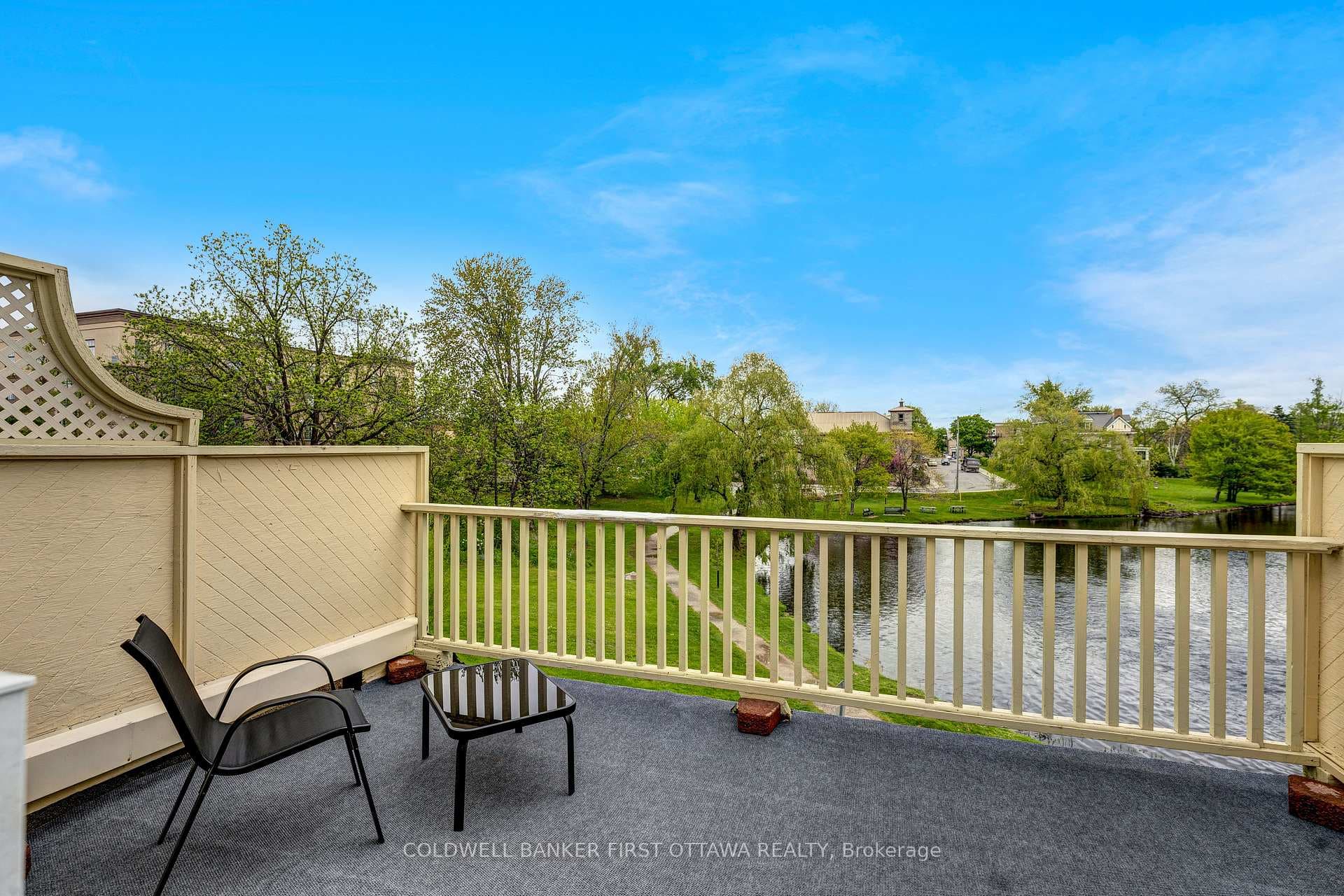 Relax on patio watching river & morning sunrises